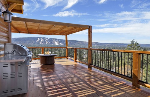 Castle Glen Estates Cabin | Golden Oak Log Cabin- Home Theater- Pool Table