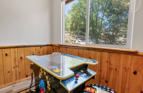 Castle Glen Estates Cabin | Golden Oak Views - Gorgeous Castle Glen Estates cabin with Pool Table