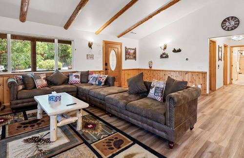 Castle Glen Estates Cabin | Golden Oak Views - Gorgeous Castle Glen Estates cabin with Pool Table