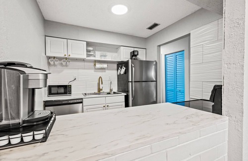 Largo Condo | Golden Oasis in Clearwater, 3 Heated Pools, 13 Minutes from the Beach! 🏝️