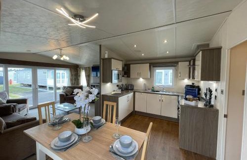 Chapel Saint Leonards Resort | Golden Palm Resort - The Cambridge Deluxe - Coastal Caravan Breaks