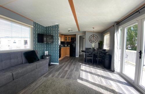 Chapel Saint Leonards House | Golden Palm Resort - Palm Grove 3 - Pet friendly & WiFi - Meadow Lakes Caravan & Lodge Hire