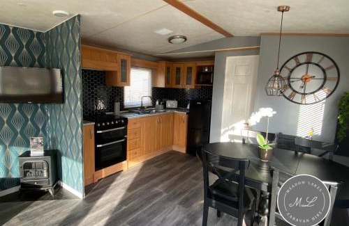 Chapel Saint Leonards House | Golden Palm Resort - Palm Grove 3 - Pet friendly & WiFi - Meadow Lakes Caravan & Lodge Hire