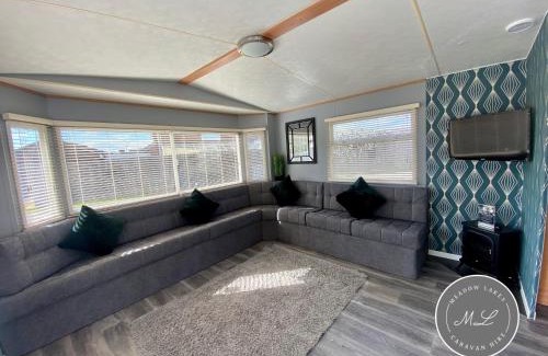 Chapel Saint Leonards House | Golden Palm Resort - Palm Grove 3 - Pet friendly & WiFi - Meadow Lakes Caravan & Lodge Hire