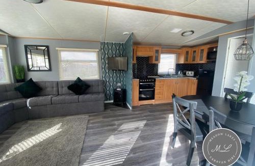 Chapel Saint Leonards House | Golden Palm Resort - Palm Grove 3 - Pet friendly & WiFi - Meadow Lakes Caravan & Lodge Hire