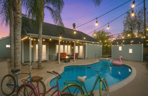 Riverside House | Golden Pool Home, Jacuzzi, Game Room, Arcade, King Size Bed, Fire Pit, BBQ Grill