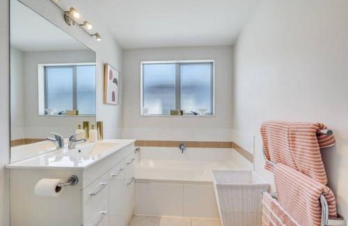Mount Maunganui House | Golden Retreat, Central Mount Maunganui