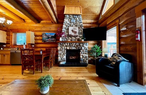 Golden Cabin | Golden Rustic Cabin Getaway|Loft & Mountain Views!