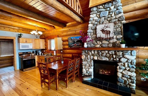 Golden Cabin | Golden Rustic Cabin Getaway|Loft & Mountain Views!