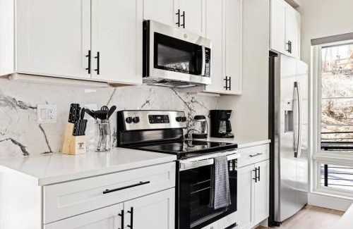 Golden Apartment | Golden Sanctuary Luxe Apt 1 Block From Main St