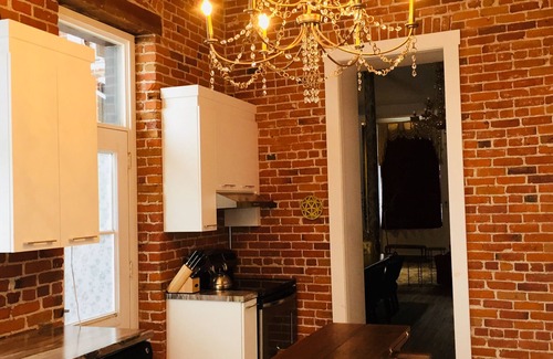 Desjardins Apartment | GOLDEN Suite 16 Guests Special Events Castle View