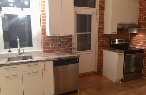 Desjardins Apartment | GOLDEN Suite 16 Guests Special Events Castle View