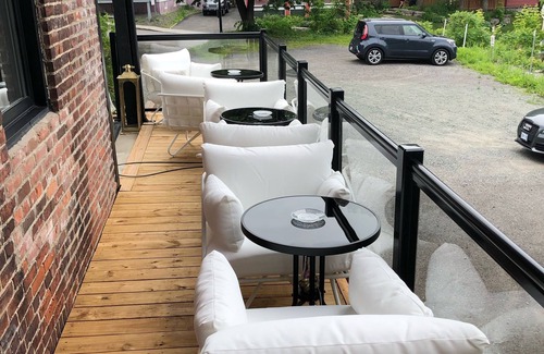 Desjardins Apartment | GOLDEN Suite 16 Guests Special Events Castle View