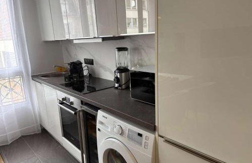 Chaillot Apartment | Golden Triangle AC by Melvane