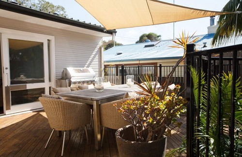 Newport House | Golden Triangle Villa - Quick Walk to the Beach