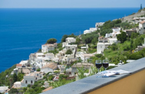 Praiano House | Golden Vaults, at few stairs from the road. It is easy to park in the area
