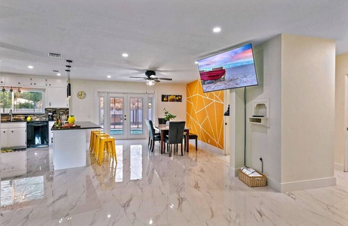 Bradenton House | GoldenVibes/BBQ/Pool/4BD/3BA/Game Room/Minigolf/Pickleball.
