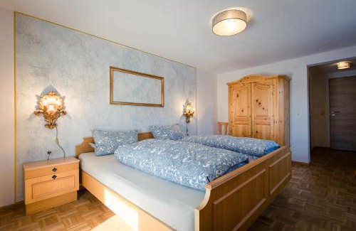Zaumberg Bed & Breakfast | Goldiger Hirsch by Alpino STAY