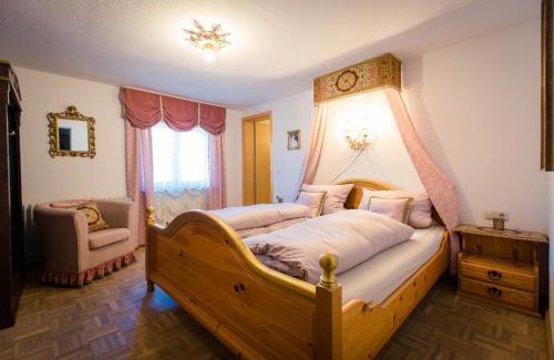 Zaumberg Bed & Breakfast | Goldiger Hirsch by Alpino STAY
