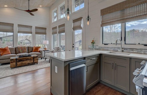 Mineral Bluff Cottage | Golf and Riverfront Cottage | King Bed | Group Availability
