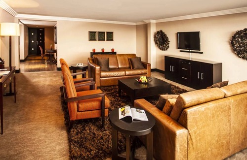 Maseru Hotel | Golf Break at Maseru Golf Course! Outdoor Pool & Spa Center, FREE Parking!