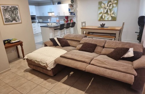 Sanctuary Point House | Golf course access, 10 mins to famous Hymans beach