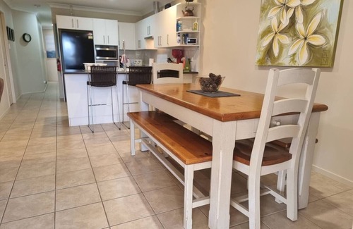 Sanctuary Point House | Golf course access, 10 mins to famous Hymans beach