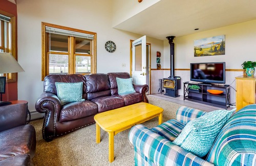 Woodstock Condo | Golf-course condo with WiFI, W/D, deck, pools, hot tub, tennis, & game room