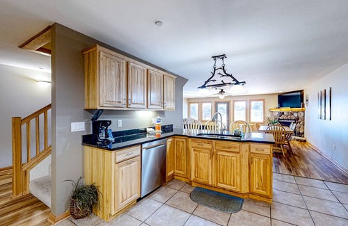 Dellwood Condo | Golf course-front condo with pool, hot tub, dock, tennis, golf, & private beach