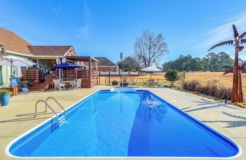 Chatsworth House | Golf Course Getaway w/Private Pool in Chatsworth!