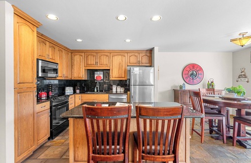 Downtown Leavenworth Condo | Golf Course View Condo Quick Walk to Downtown Leavenworth & Resort Pools!