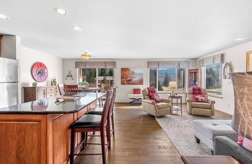 Downtown Leavenworth Condo | Golf Course View Condo Quick Walk to Downtown Leavenworth & Resort Pools!