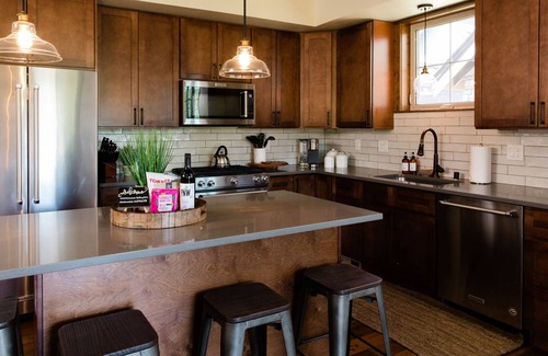Cle Elum Cabin | Golf course view, private hot tub, close to the winery and more!