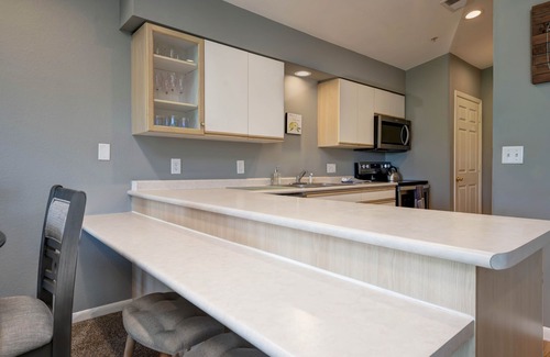 Branson Condo | Golf Course View, Quiet, Comfy, Pet-Friendly at Holiday Hills Golf & Resort