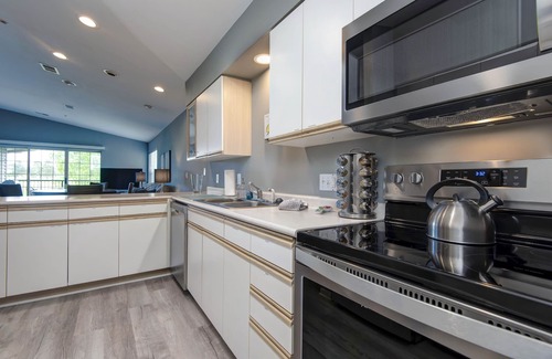 Branson Condo | Golf Course View, Quiet, Comfy, Pet-Friendly at Holiday Hills Golf & Resort
