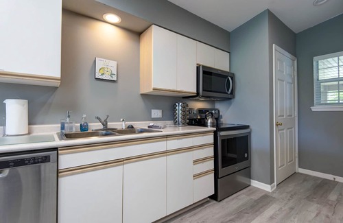 Branson Condo | Golf Course View, Quiet, Comfy, Pet-Friendly at Holiday Hills Golf & Resort