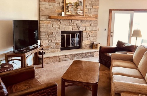 Baileys Harbor Condo | Golf course views - Max Villa
