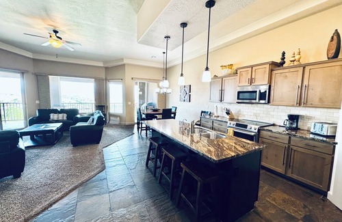 Mesquite House | Golf Course Views Over 10th Tee Box – Sleeps 12 by Mesquite Vacation Rentals: Walk to Falcon Ridge Clubhouse with $510 in free daily activities!