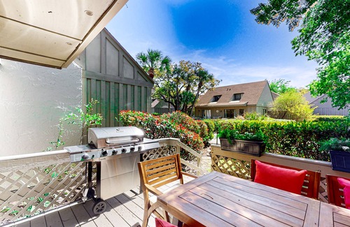 Palmetto Dunes Condo | Golf getaway condo near the beach with pools, private deck, AC, & W/D