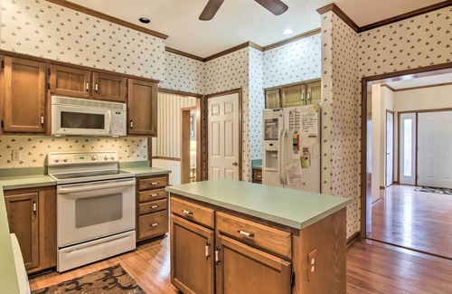 Bethany Beach Cottage | Golf Getaway w/Pool Access 2 Mi to Bethany Beach!