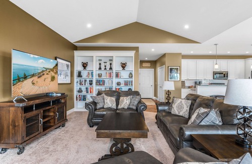 Kewadin House | 🛶 Golf in Luxury | Torch Lake Getaway at A-Ga-Ming | 2 En-Suites ➠ 12534