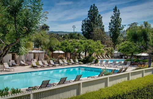 Napa Hotel | Golf in Napa Valley Wine Region! Onsite Swimming Pool, Comes with FREE Parking!