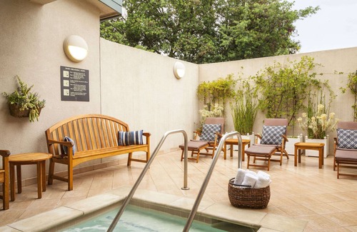 Napa Hotel | Golf in Napa Valley Wine Region! Onsite Swimming Pool, Comes with FREE Parking!