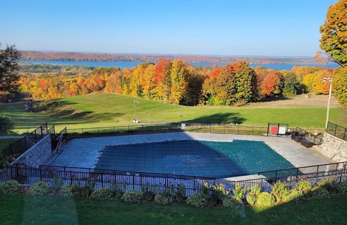 Mancelona House | Golf, SkI, Pool Pass included.