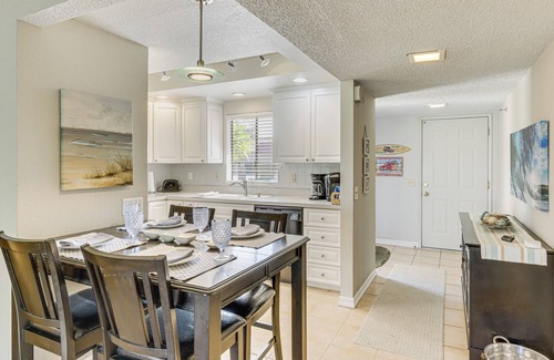 Palm Desert Condo | Golf & Swim: Country Club Condo in Palm Desert