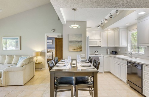 Palm Desert Condo | Golf & Swim: Country Club Condo in Palm Desert
