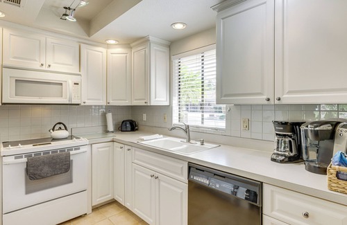 Palm Desert Condo | Golf & Swim: Country Club Condo in Palm Desert