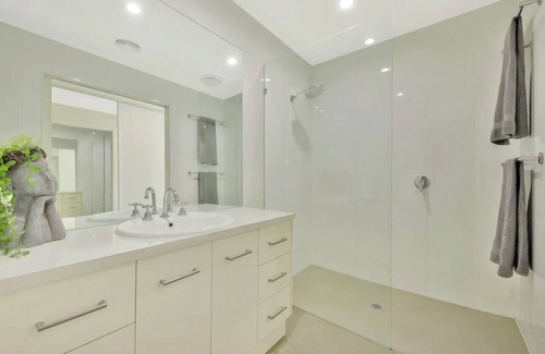 Yarrawonga House | Golfers Retreat on Melrose - 8 single beds or 4 kings
