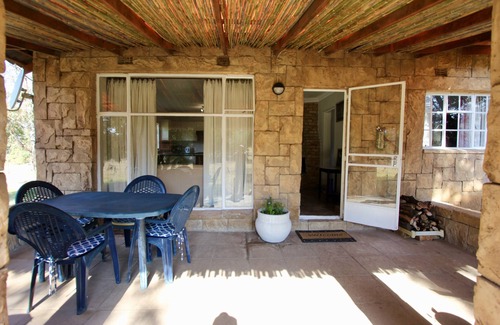 De Deur Cottage | Golfview Lodge, secure country cottage on private estate .
