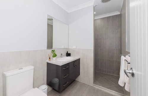 Rosslea Apartment | Golfview Retreat Summ